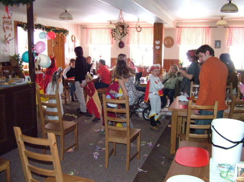 Hry I.JPG - Dětský karneval na České chalupě v Rudolfově.
